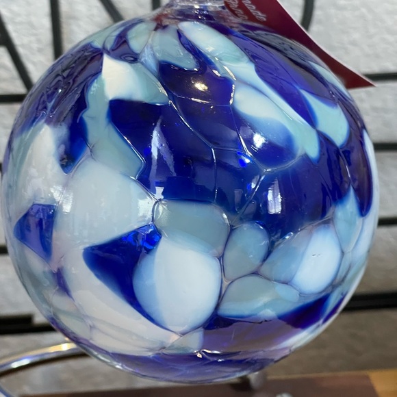 Zorza handmade glass ornament with hanger - Picture 3 of 10